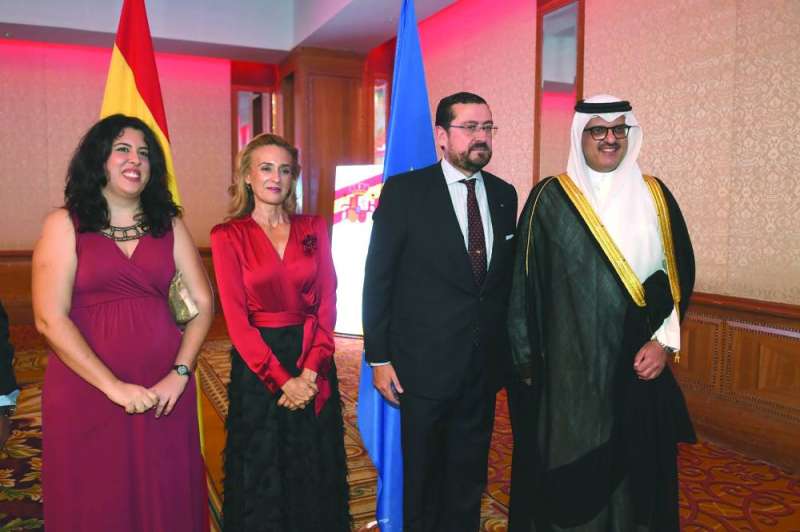 


السفير السعودي مقدماً التهاني لأغيلار وزوجته والقنصل الاسباني كارمن 