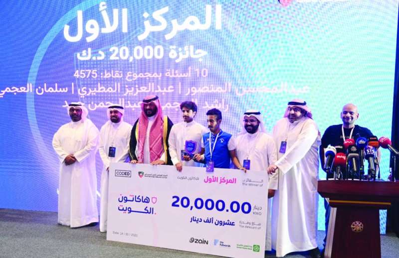 الخالد مع الفريق الفائز بالمركز الأول