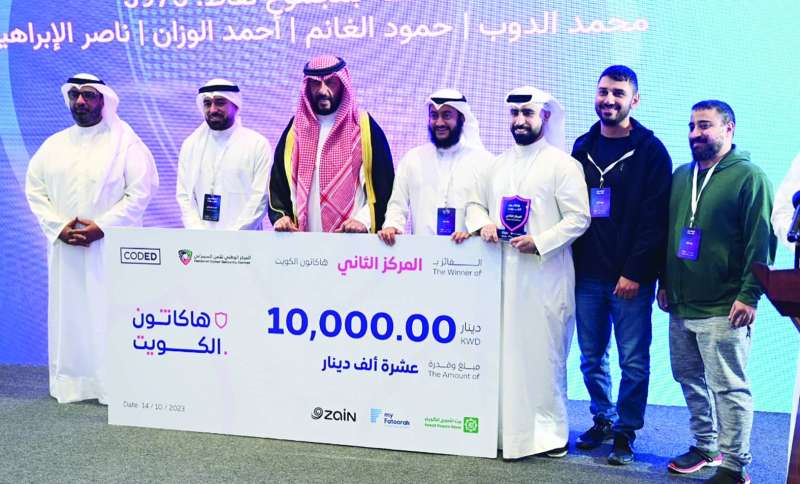 ويتوسط الفائزين بالمركز الثاني