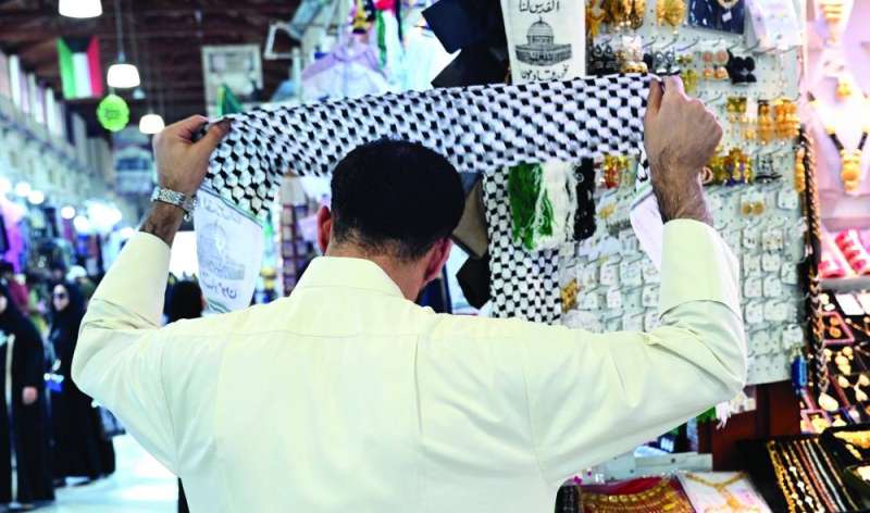 الكوفية في المباركية... نفدت (تصوير نايف العقلة)