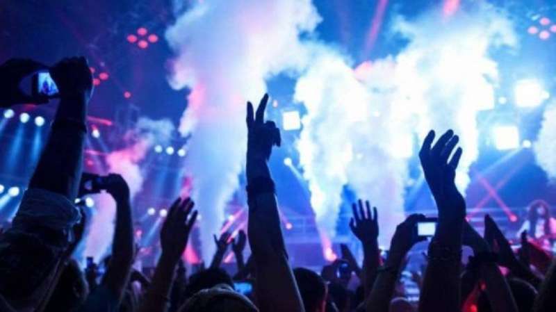 بين دخان السهر ودخان القذائف