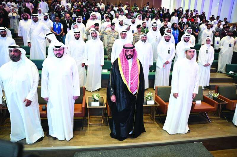 طلال الخالد يتوسّط العيسى والصقعبي في احتفال نهاية مسابقة «هاكاثون الكويت» مساء أول من أمس 