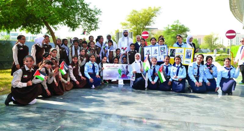 الطلبة يرفعون لافتات التضامن مع فلسطين 