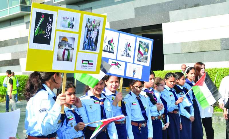 شعارات المقاومة وأعلام فلسطين عالية بأيدي الطلبة في فعالية يوم التخضير 	(تصوير سعود سالم) 