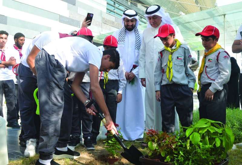 طالب يزرع غرسة 