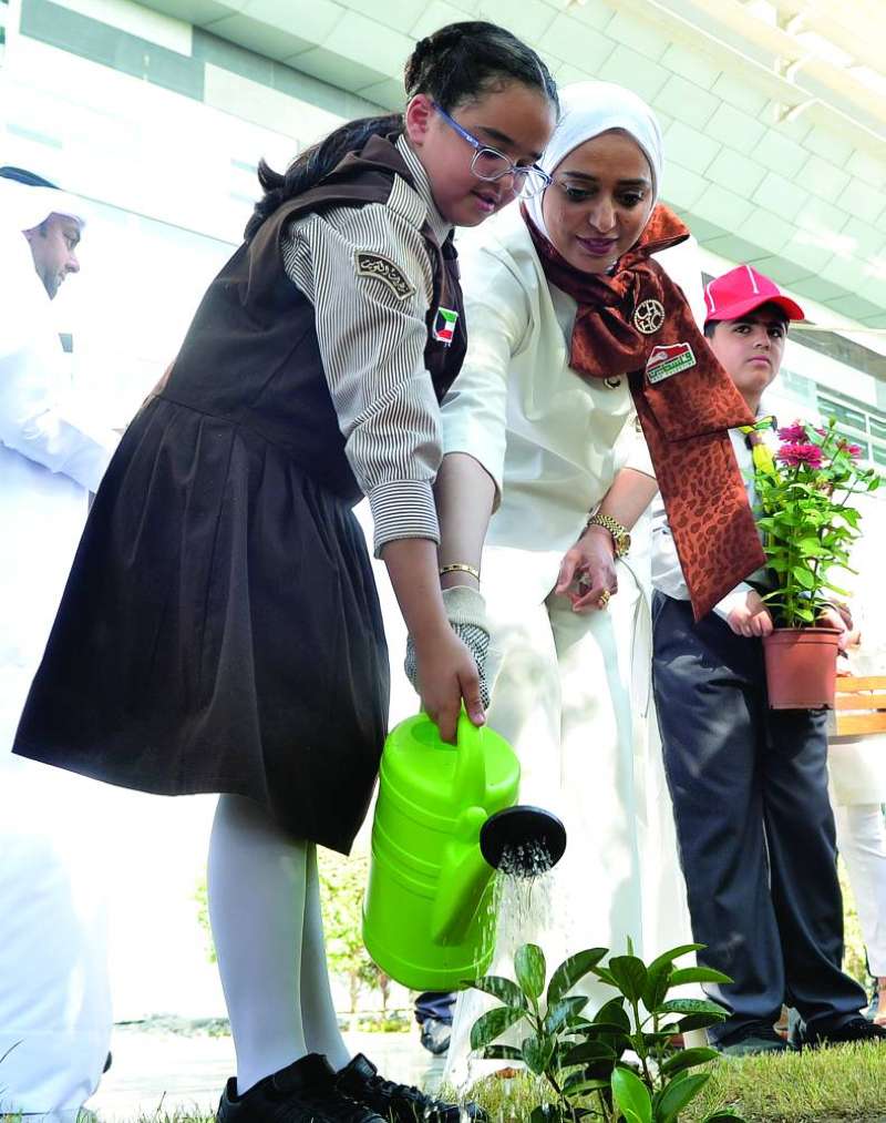 طفلة تروي غرسة زرعتها