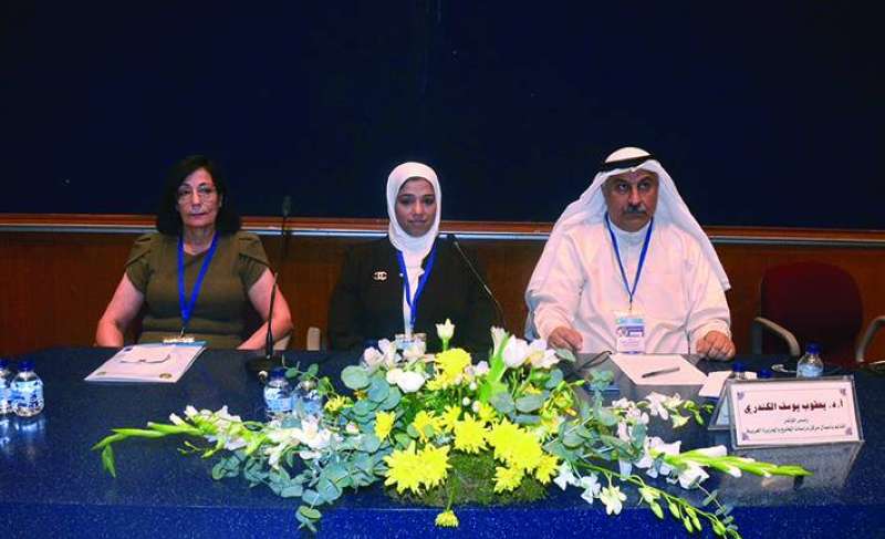الكندري والحجلي في افتتاح المؤتمر (تصوير سعود سالم)