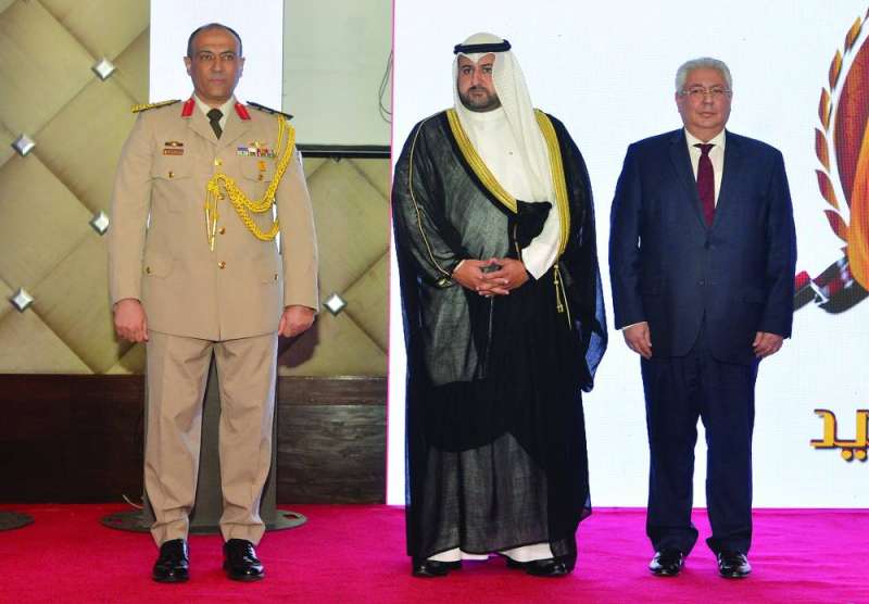 


عبدالله المشعل مع السفير المصري والعميد محمد رجب	 (تصوير سعود سالم) 