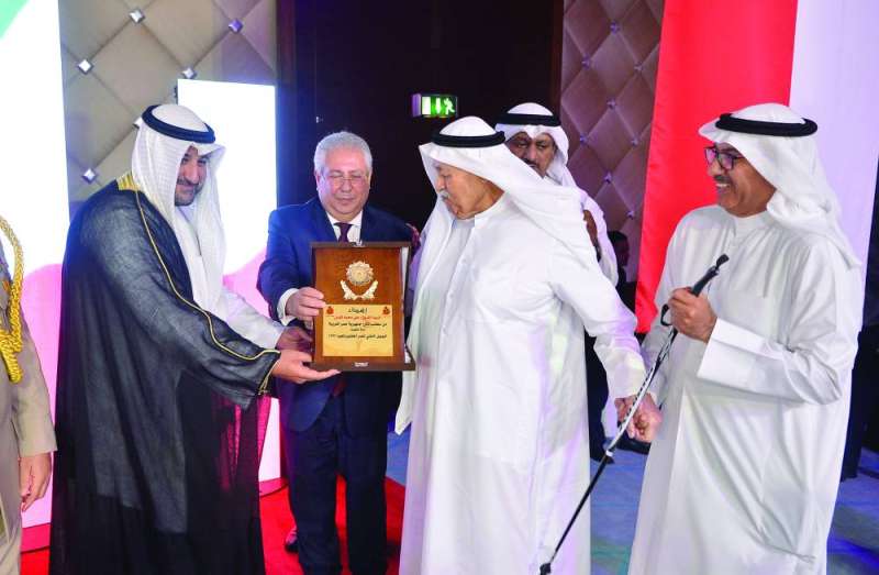 وكيل وزارة الدفاع يشارك بتكريم ذوي الشهداء