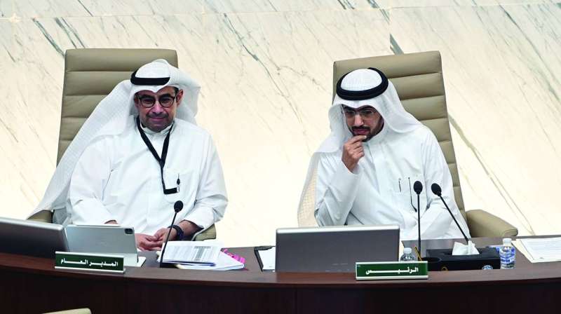 


خالد المطيري وبجانبه سعود الدبوس خلال الجلسة 	 تصوير نايف العقلة) 