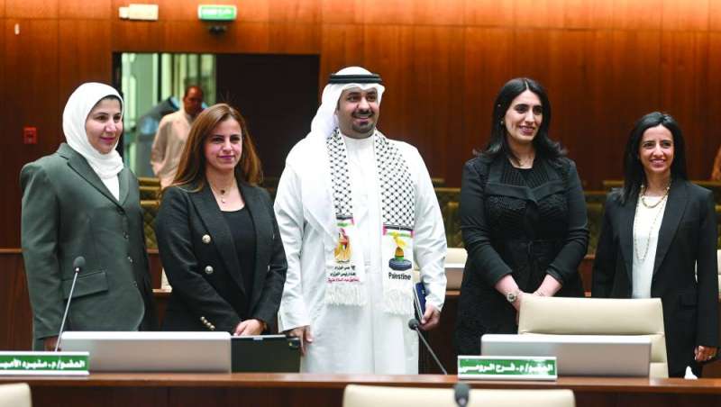 


العضوات الأربع مع العضو فهد العبدالجادر 