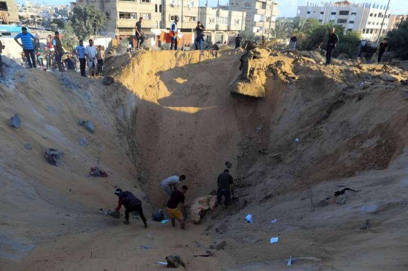 حفرة عميقة أحدثها القصف الإسرائيلي على خان يونس (أ ف ب)