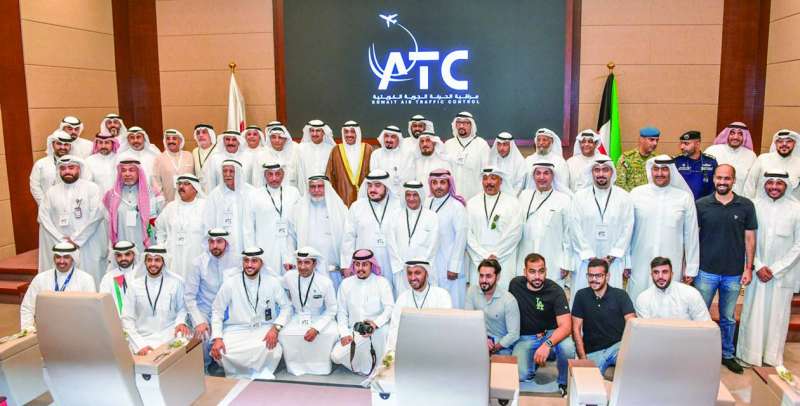 الجلوي يتوسط المكرمين من المراقبين الجويين السابقين 