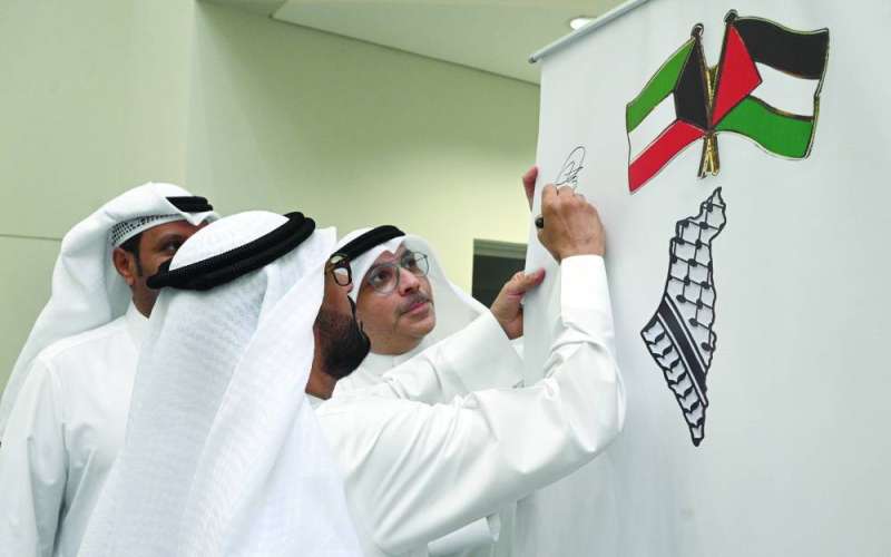 


تضامن مع فلسطين على هامش الافتتاح 