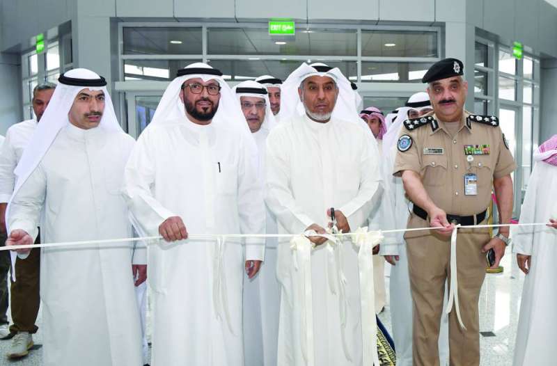 


الشعلة خلال قص شريط افتتاح المركز 	(تصوير نايف العقلة) 