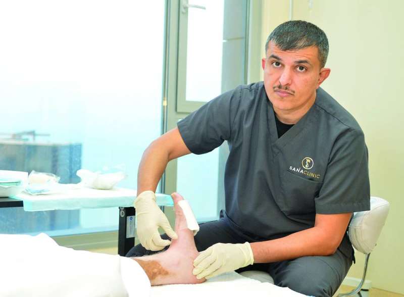 الحميدي خلال فحص قدم أحد المرضى