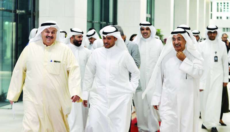 الجاسم والعليان والمدعج قبل بدء الحلقة النقاشية