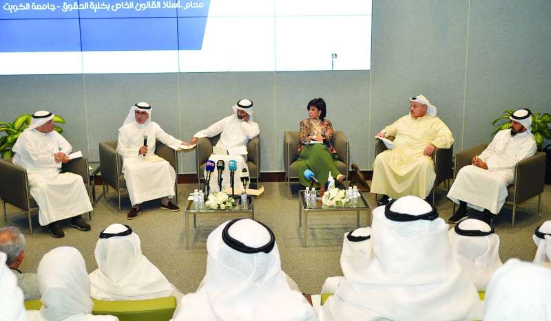 


المشاركون في الحلقة النقاشية	 (تصوير سعود سالم) 