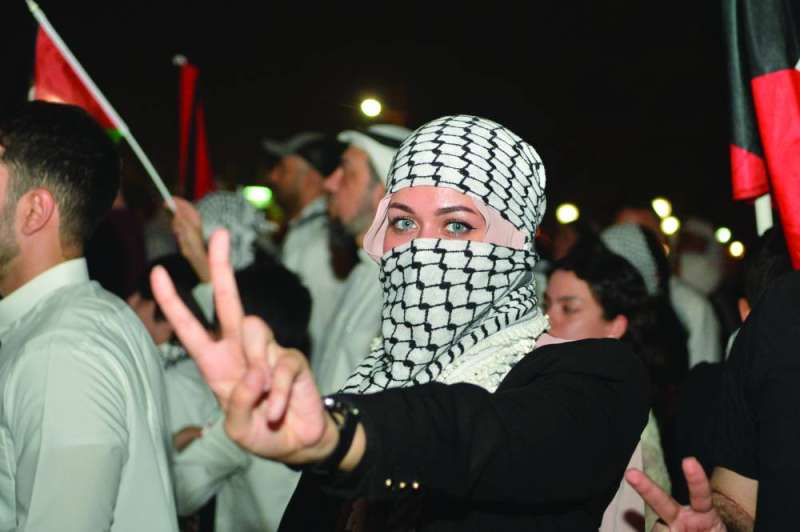 


مشاركة ترفع شارة النصر 	 (تصوير سعود سالم) 