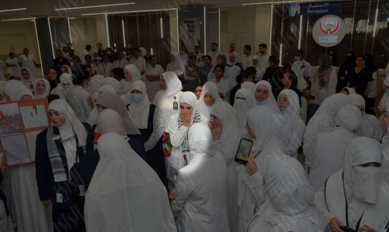 الممرضة خلال تلقيها نبأ وفاة أقاربها (تصوير: سعود سالم)