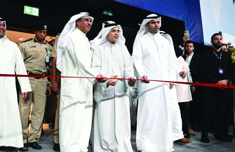 وزير التربية خلال افتتاح معرض الفرص الوظيفية (تصوير نايف العقلة)