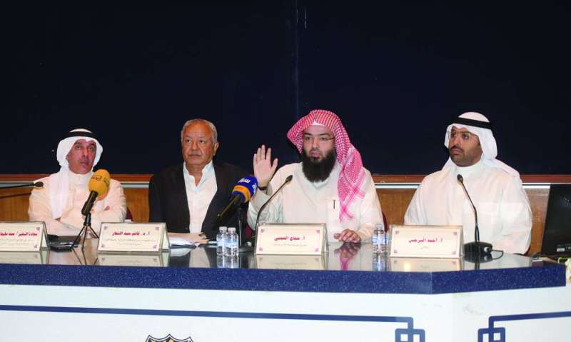 حجاج العجمي متحدثاً خلال الندوة 