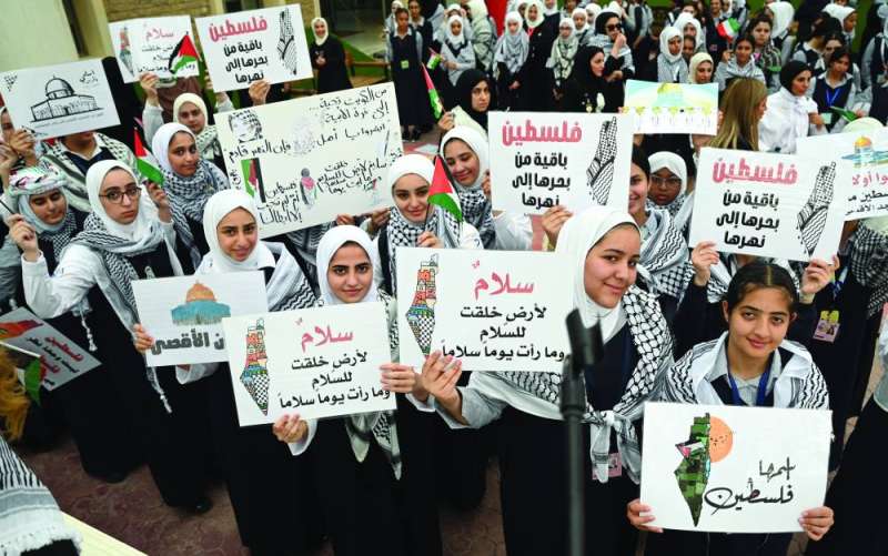 


شعارات مؤيدة لفلسطين 