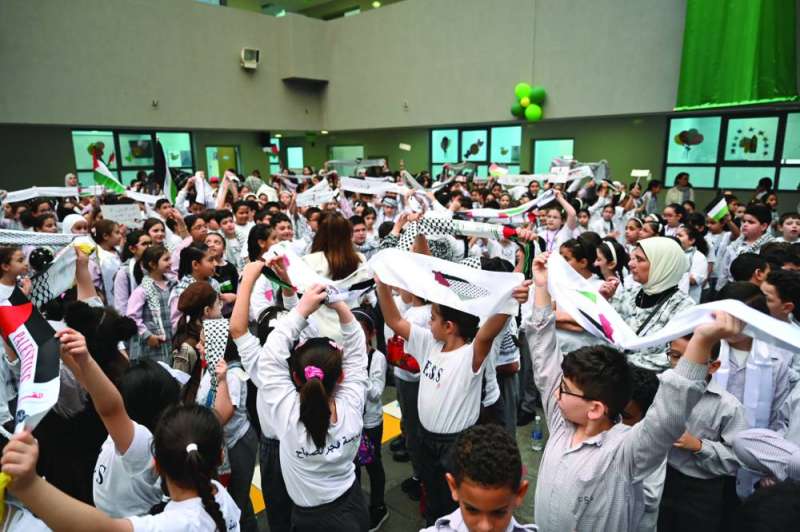 رفع الأوشحة خلال فعاليات التضامن في مدرسة فجر الصباح 	