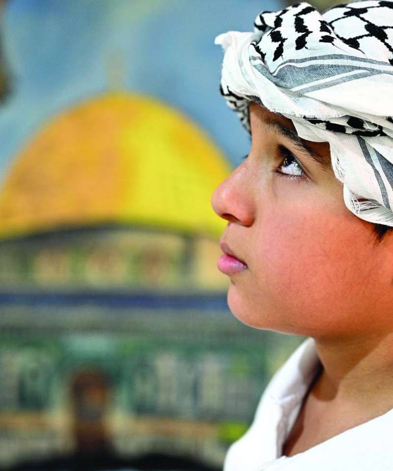 طالب بالكوفية الفلسطينية