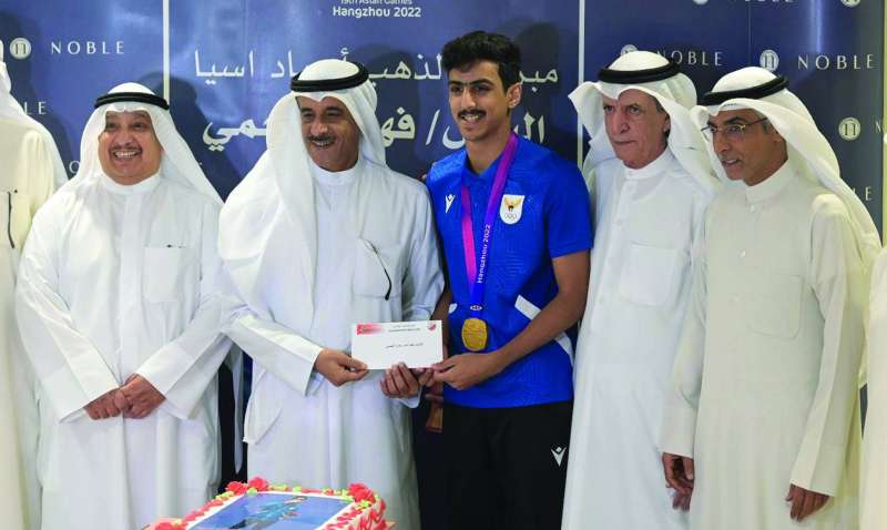 


العجمي يتسلّم المكافأة من العتيبي بحضور أعضاء مجلس الإدارة 