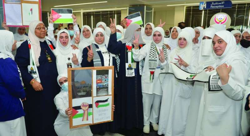 


طبيبات وممرضات في وقفة تضامنية مع أهل غزة 	(تصوير سعود سالم) 