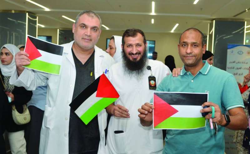 أطباء يحملون علم فلسطين