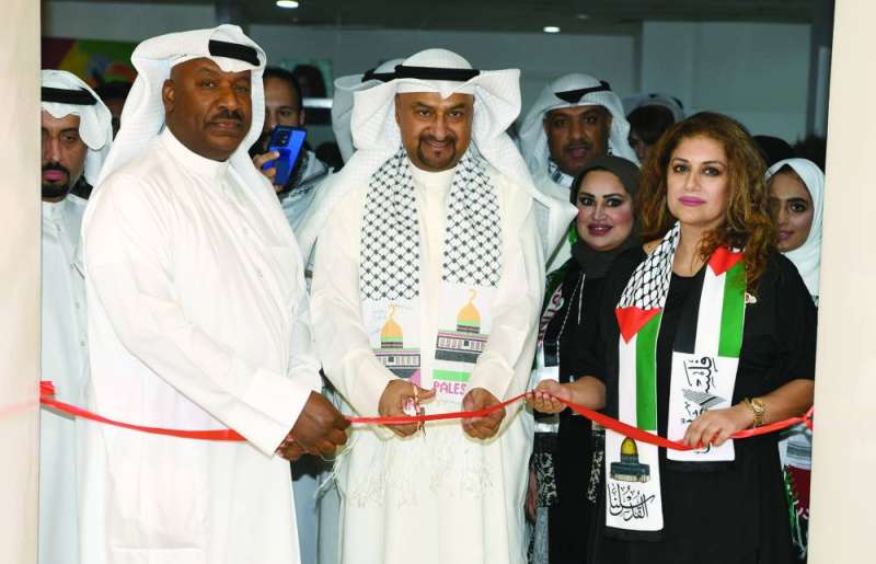 


الفيلكاوي يقص شريط الافتتاح 