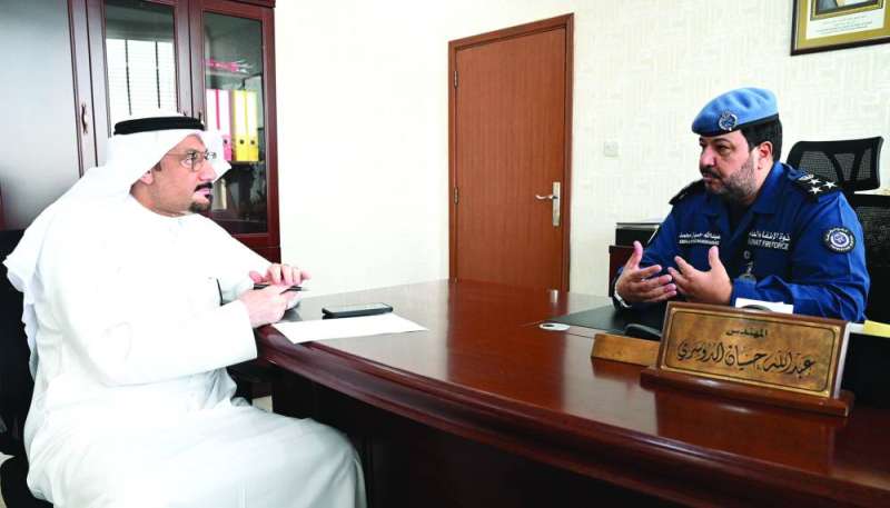 الدوسري متحدثاً للزميل ناصر الفرحان 	(تصوير نايف العقلة) 