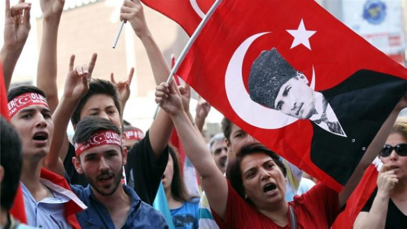 أتراك يحتفلون بقيام جمهورية أتاتورك (أرشيفية)