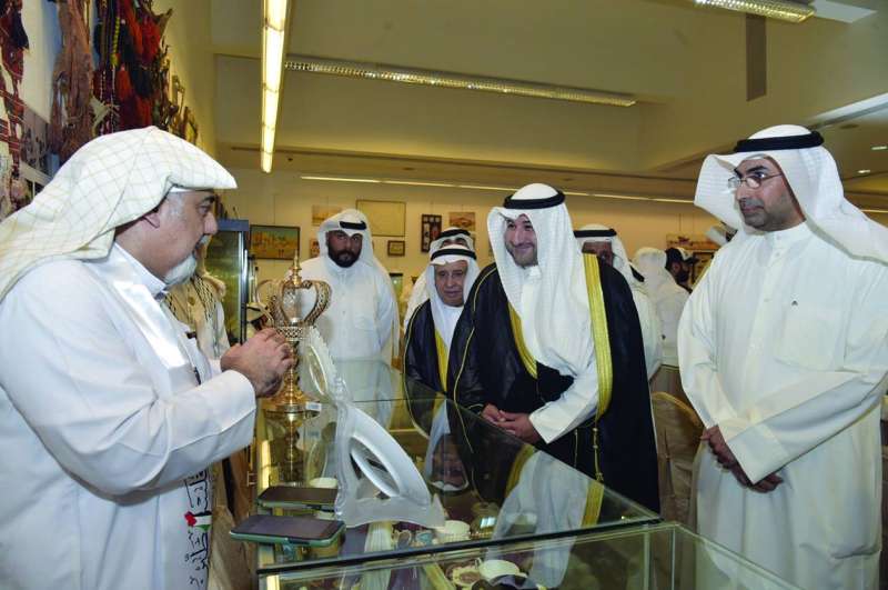 المشعل والمحيسن خلال جولة في المعرض (تصوير أسعد عبدالله)