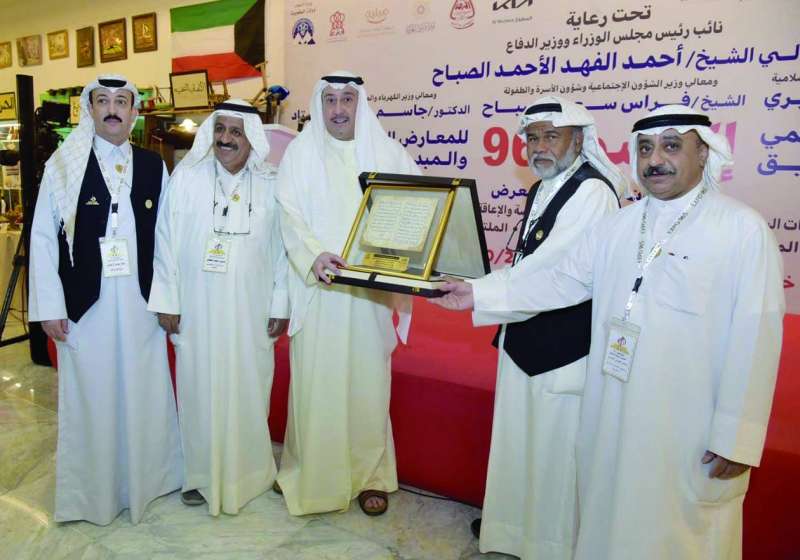 الشيخ فيصل الحمود مكرماً أحد المشاركين