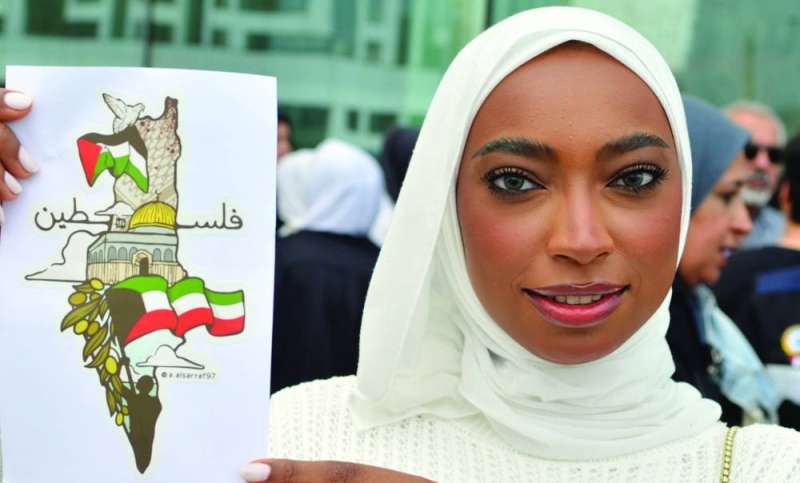 طالبة ترفع خريطة فلسطين 