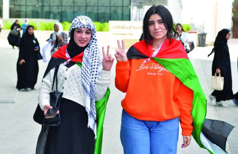 طالبتان ترفعان شارة النصر 