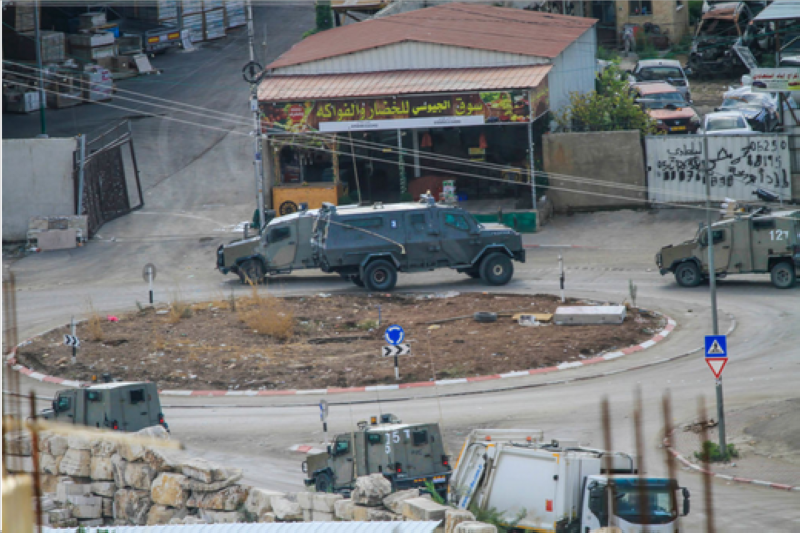 دورية إسرائيلية تغلق أحد ميادين الضفة