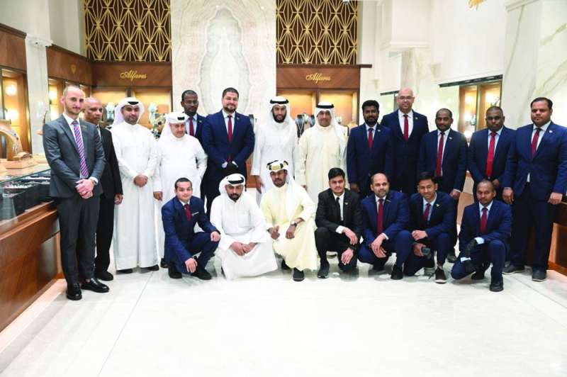 


عبدالله وفارس الفارس يتوسطان موظفي فرع الشويخ 