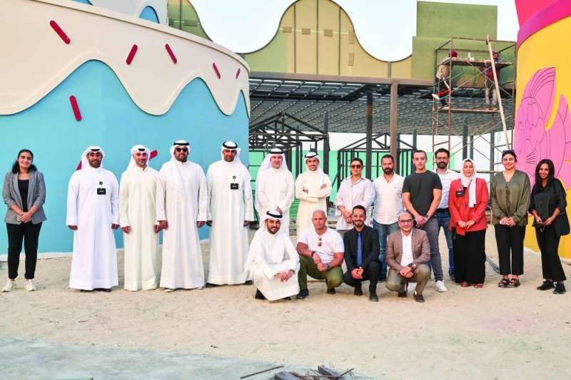 فريق العمل مع ممثلي شركة المشروعات السياحية والرعاة: «زين» و«فولفو» و«تشكس»