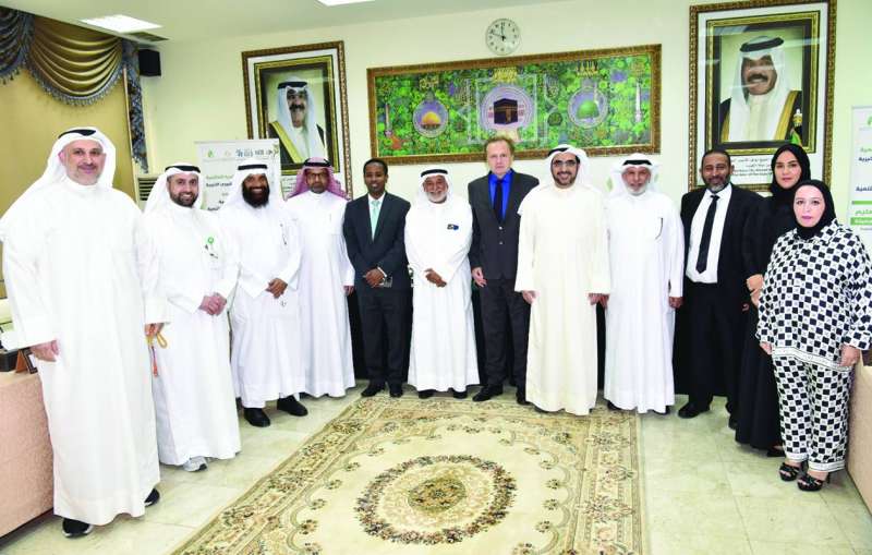 ممثلو الهيئة والبنك الإسلامي والجمعيات الخيرية