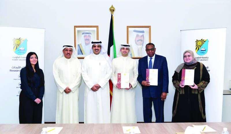 


الظفيري وبهمن والفريق البحثي والخضر والغبرا 