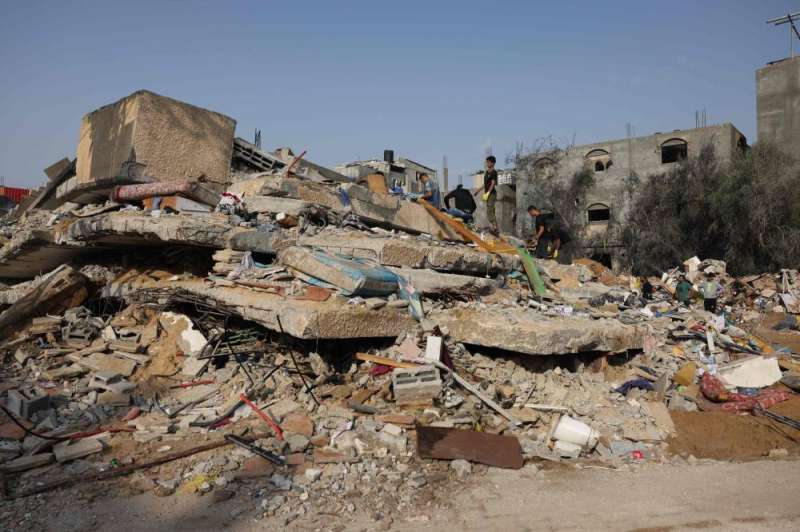 الغارات الإسرائيلية على رفح سوت المباني بالأرض (أ ف ب)