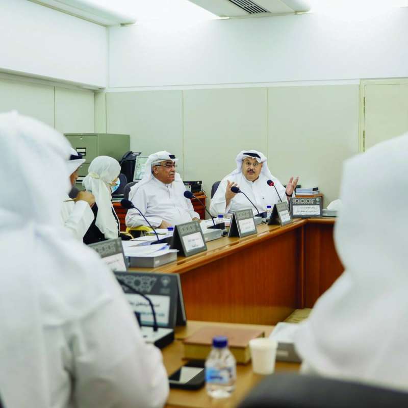 الزميل وليد الجاسم متحدثاً في اجتماع اللجنة