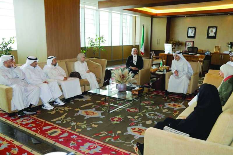 


وزير التربية خلال اجتماعه مع مديري المناطق التعليمية 