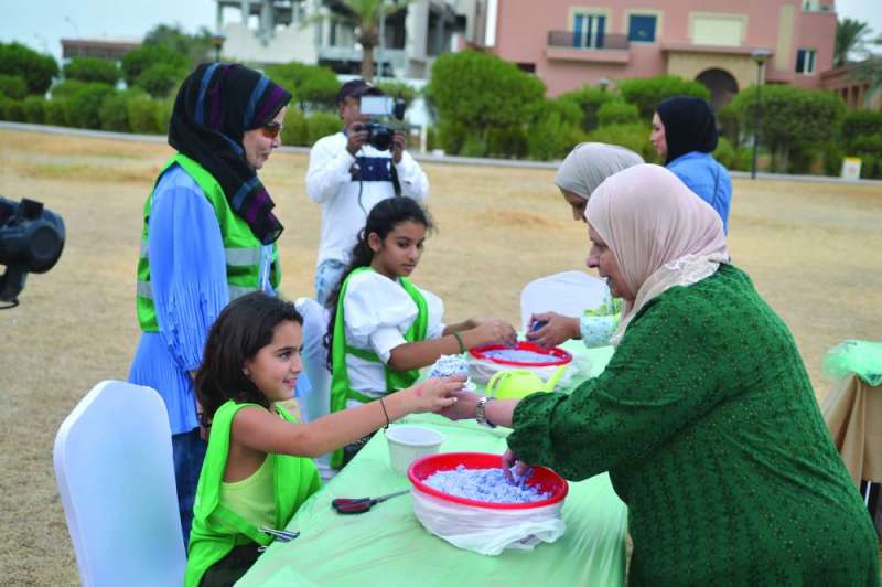 الأمهات وأطفالهن يداً بيد للمساهمة في تخضير الحديقة 