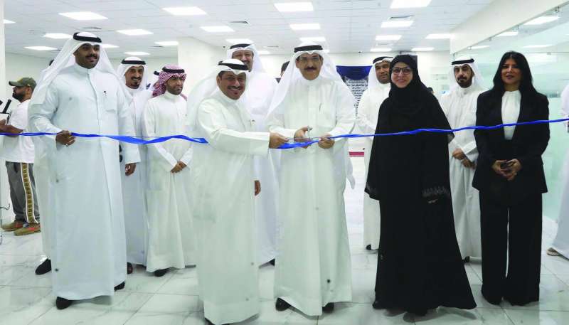 الاستاد يقص شريط افتتاح مركز التدريب