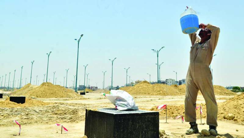 أعداد العمال في تناقص (تصوير سعود سالم)